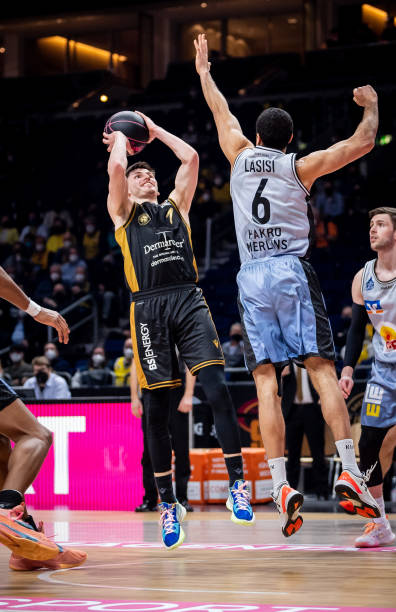 中场球员接 中场球员接