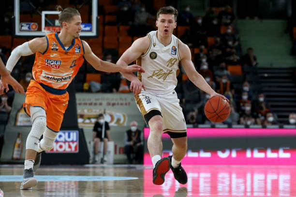 他依然活跃 他依然活跃