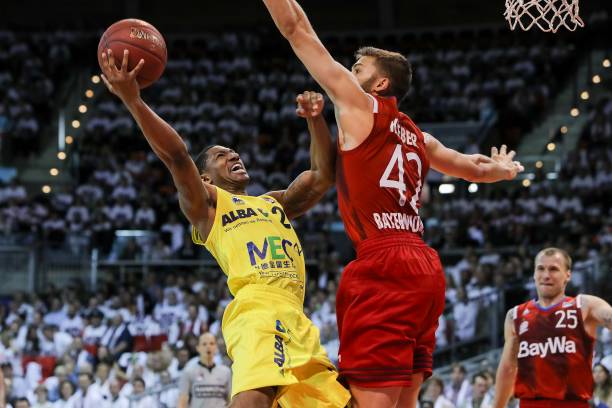 而更像是 而更像是